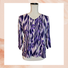 Load image into Gallery viewer, Purple White Streaked Striped 3/4 Sleeve V-Neck Top (Pre-Loved) OS (See Measurements)
