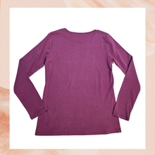 Laden Sie das Bild in den Galerie-Viewer. Purple Fuchsia Long Sleeve Crewneck Shirt (Pre-Loved) Medium
