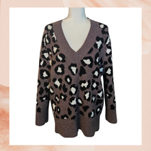 Laden Sie das Bild in den Galerie-Viewer. Purple Gray Leopard Print Tunic Sweater (Pre-Loved) Large
