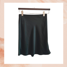 Carica l&#39;immagine nel visualizzatore della galleria, Rachel Zoe Deep Dark Olive Green Satin Mini Slip Skirt (Pre-Loved) Size 2
