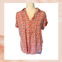 Carregue a imagem no visualizador da Galeria, Red &amp; Pink Floral Short Sleeve Button-Down Blouse (Pre-Loved) Size Medium
