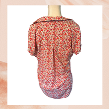 Carregue a imagem no visualizador da Galeria, Red &amp; Pink Floral Short Sleeve Button-Down Blouse (Pre-Loved) Size Medium
