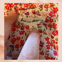 Carregue a imagem no visualizador da Galeria, Red &amp; Pink Floral Short Sleeve Button-Down Blouse (Pre-Loved) Size Medium
