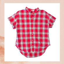 Carregue a imagem no visualizador da Galeria, Red &amp; White Plaid Short Sleeve Button-Down Shirt (Pre-Loved) Size Medium
