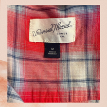 Carregue a imagem no visualizador da Galeria, Red &amp; White Plaid Short Sleeve Button-Down Shirt (Pre-Loved) Size Medium
