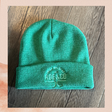 Carregue a imagem no visualizador da Galeria, Roe &amp; Co Irish Whiskey Green Knit Beanie (Pre-Loved) OS
