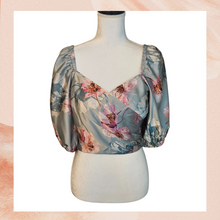 Carregue a imagem no visualizador da Galeria, Sage Green Floral Satin Cropped Blouse (Pre-Loved) Size 8
