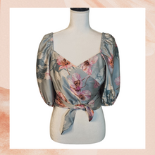 Carregue a imagem no visualizador da Galeria, Sage Green Floral Satin Cropped Blouse (Pre-Loved) Size 8
