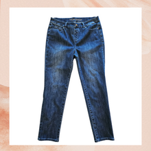 Chargez l&#39;image dans la visionneuse de la galerie, Soft Surroundings Medium Wash Straight Leg Jeans (Pre-Loved) Medium
