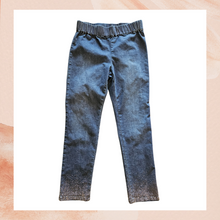 Chargez l&#39;image dans la visionneuse de la galerie, Soft Surroundings Straight Leg Stud Dusted Ankle Jeans (Pre-Loved) Medium
