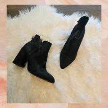 Carregue a imagem no visualizador da Galeria, Steve Madden Black Suede Block Heel Ankle Boots (Pre-Loved) Size 6.5
