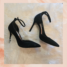 Carregue a imagem no visualizador da Galeria, Steve Madden Black Suede Ankle Strap Heels (Pre-Loved) Size 7M
