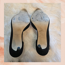 Carregue a imagem no visualizador da Galeria, Steve Madden Black Suede Ankle Strap Heels (Pre-Loved) Size 7M
