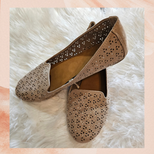 Chargez l&#39;image dans la visionneuse de la galerie, Tan Floral Jewel Embellished Flats (Pre-Loved) Size 10W
