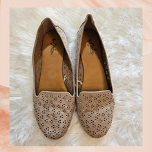 Cargue la imagen en el visor de la galería, Tan Floral Jewel Embellished Flats (Pre-Loved) Size 10W
