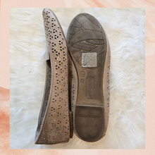 Cargue la imagen en el visor de la galería, Tan Floral Jewel Embellished Flats (Pre-Loved) Size 10W
