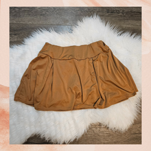 Chargez l&#39;image dans la visionneuse de la galerie, Tan Gold Pleated Pull-On Mini Skort (Pre-Loved) Large
