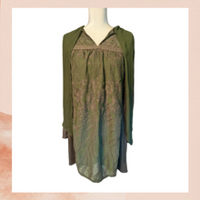 Laden Sie das Bild in den Galerie-Viewer. Tiny Anthropologie Olive Green Floral Lace Long Sleeve Dress (Pre-Loved) Size M
