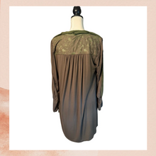 Laden Sie das Bild in den Galerie-Viewer. Tiny Anthropologie Olive Green Floral Lace Long Sleeve Dress (Pre-Loved) Size M
