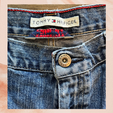 Carregue a imagem no visualizador da Galeria, Tommy Hilfiger Medium Wash Boyfriend Jeans (Pre-Loved) Size 8
