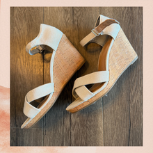 Cargue la imagen en el visor de la galería, Toms Gray Silver Canvas Cork Wedge Sandals (Pre-Loved) Size 9.5
