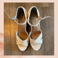 Cargue la imagen en el visor de la galería, Toms Gray Silver Canvas Cork Wedge Sandals (Pre-Loved) Size 9.5
