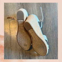 Cargue la imagen en el visor de la galería, Toms Gray Silver Canvas Cork Wedge Sandals (Pre-Loved) Size 9.5
