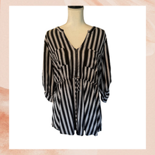 Carregue a imagem no visualizador da Galeria, Torrid Black &amp; White Stripes Tunic High-Low Blouse (Pre-Loved) Size 1 (1X)
