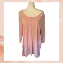 Chargez l'image dans la visionneuse de la galerie, Torrid Light Pink Lace Sleeve Henley Tunic Shirt NWT Size 0 (XL)
