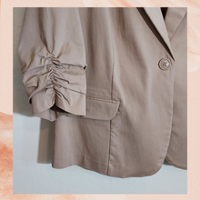Cargue la imagen en el visor de la galería, Torrid Warm Taupe 3/4 Sleeve Blazer Jacket NWT
