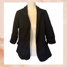 Laden Sie das Bild in den Galerie-Viewer. Torrid Black Ruched Elbow Sleeve Short Blazer (Pre-Loved) Size 1 (XL)
