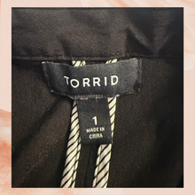 Laden Sie das Bild in den Galerie-Viewer. Torrid Black Ruched Elbow Sleeve Short Blazer (Pre-Loved) Size 1 (XL)
