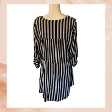Carregue a imagem no visualizador da Galeria, Torrid Black &amp; White Stripes Tunic High-Low Blouse (Pre-Loved) Size 1 (1X)
