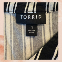 Carregue a imagem no visualizador da Galeria, Torrid Black &amp; White Stripes Tunic High-Low Blouse (Pre-Loved) Size 1 (1X)

