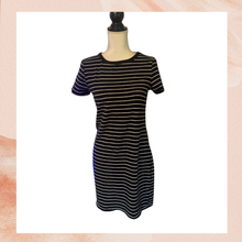 Laden Sie das Bild in den Galerie-Viewer. Touched by Nature Black &amp; White Striped Short Sleeve T-Shirt Dress (Pre-Loved) Size Medium
