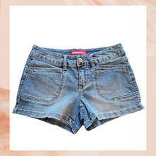 Carregue a imagem no visualizador da Galeria, Unionbay Medium Wash Super Short Jean Shorts (Pre-Loved) Size 1
