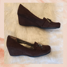 Cargue la imagen en el visor de la galería, Unisa Espresso Brown Suede Wedge Shoes (Pre-Loved) Size 6M
