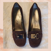 Cargue la imagen en el visor de la galería, Unisa Espresso Brown Suede Wedge Shoes (Pre-Loved) Size 6M
