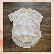 Cargue la imagen en el visor de la galería, Universal Thread White Cuffed Short Sleeve Button-Up Shirt (Pre-Loved) Size Medium
