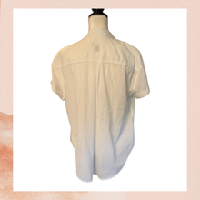 Cargue la imagen en el visor de la galería, Universal Thread White Cuffed Short Sleeve Button-Up Shirt (Pre-Loved) Size Medium
