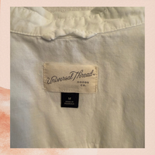 Cargue la imagen en el visor de la galería, Universal Thread White Cuffed Short Sleeve Button-Up Shirt (Pre-Loved) Size Medium
