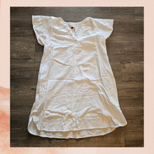Carregue a imagem no visualizador da Galeria, Universal Thread White Gauze Short Sleeve Shift Dress (Pre-Loved) Size Small
