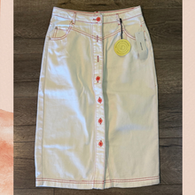 Cargue la imagen en el visor de la galería, Urban Outfitters White Red Stitch Denim Pencil Skirt NWT Size SP

