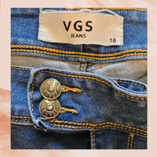 Carregue a imagem no visualizador da Galeria, VGS Jeans Medium Wash Capri Jeans (Pre-Loved) Size 18
