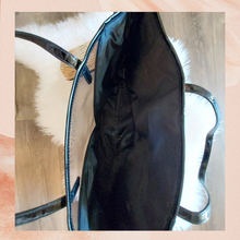 Cargue la imagen en el visor de la galería, Victoria&#39;s Secret Black Patent Metallic Canvas Shoulder Bag (Pre-Loved)
