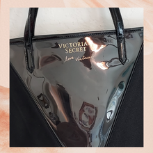 Cargue la imagen en el visor de la galería, Victoria&#39;s Secret Black Patent Metallic Canvas Shoulder Bag (Pre-Loved)
