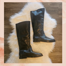 Carregue a imagem no visualizador da Galeria, Vince. Carleigh Black Leather Knee High Riding Boots (Pre-Loved) Size 10M
