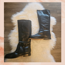 Carregue a imagem no visualizador da Galeria, Vince. Carleigh Black Leather Knee High Riding Boots (Pre-Loved) Size 10M
