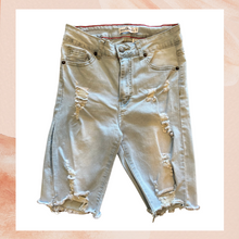 Carregue a imagem no visualizador da Galeria, Vince Blue Co. Light Wash Distressed Bermudas Shorts (Pre-Loved) Size 5 (Juniors)
