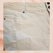 Cargue la imagen en el visor de la galería, White Cut-Off Frayed Denim Jean Distressed Shorts NWOT XXL
